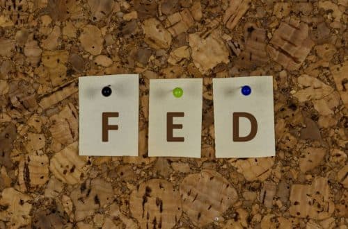 Fed-onderzoek wijst op de risico's van CeFi en DeFi
