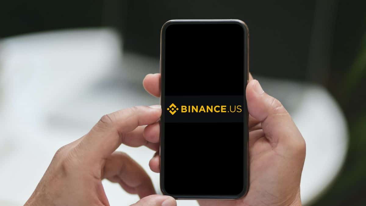 US regulators have filed a motion against the acquisition of assets belonging to Voyager Digital by Binance US for over $1 billion.