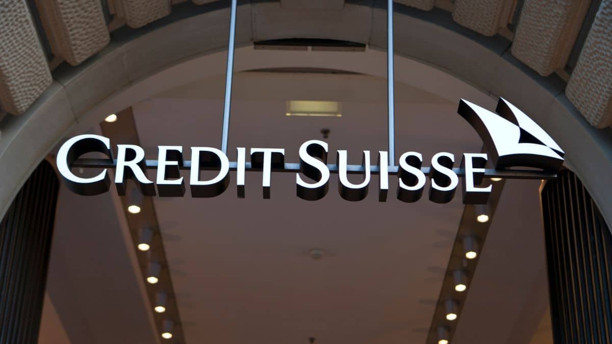 O banco com sede na Suíça, Credit Suisse, foi oficialmente resgatado e adquirido pelo UBS, o maior banco suíço, por cerca de $2 bilhões.