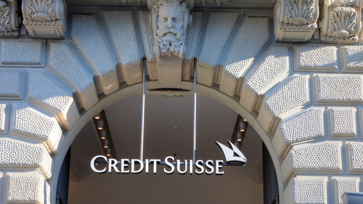 İsviçre'nin mali düzenleyicisi FINMA ve Swiss National Bank, Credit Suisse'in geleceği ile ilgili acil önlemler alıyor.