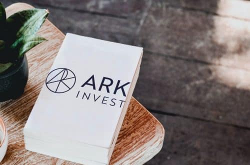 ARK Invest compra quase 420 mil ações da Coinbase após ação judicial na SEC