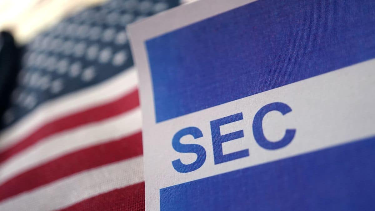 El director de cumplimiento de la SEC, Gurbir Grewal, declaró que la agencia tuvo que "cambiar estrategias" para regular las criptomonedas.