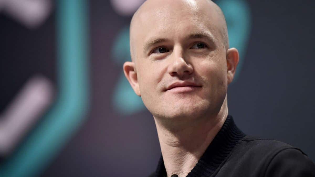 During a fintech event in April, Coinbase CEO said that his exchange is considering relocating its headquarters to London. 