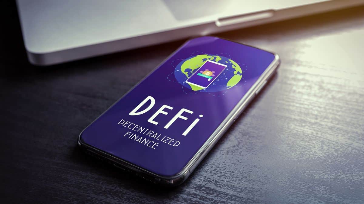 A atividade DeFi caiu 15% para $52,8 bilhões em agosto, de acordo com uma análise da empresa de gestão de ativos VanEck.