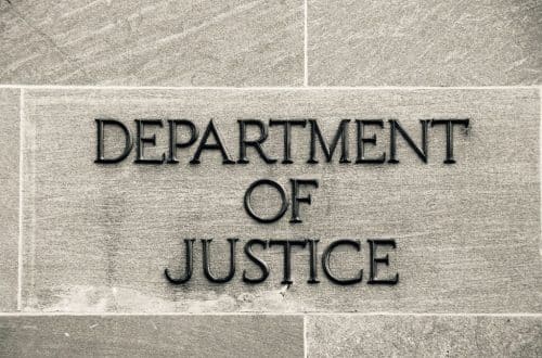 El Departamento de Justicia toma medidas contra un ejecutivo por fraude que involucra futuros criptográficos