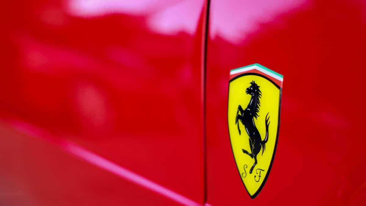 El director comercial y de marketing de Ferrari, Enrico Galliera, citó el aumento de las exigencias como motivo de esta decisión.